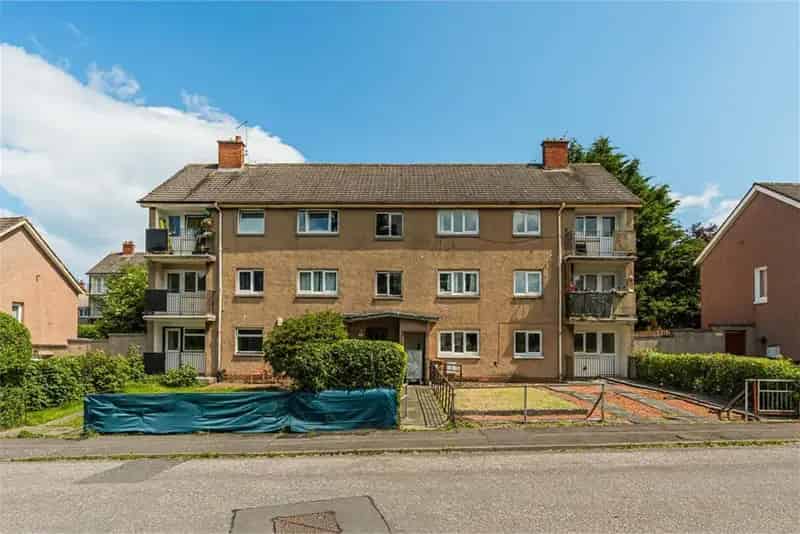 2 Bed Ground Floor Flat with Private Garden and Driveway