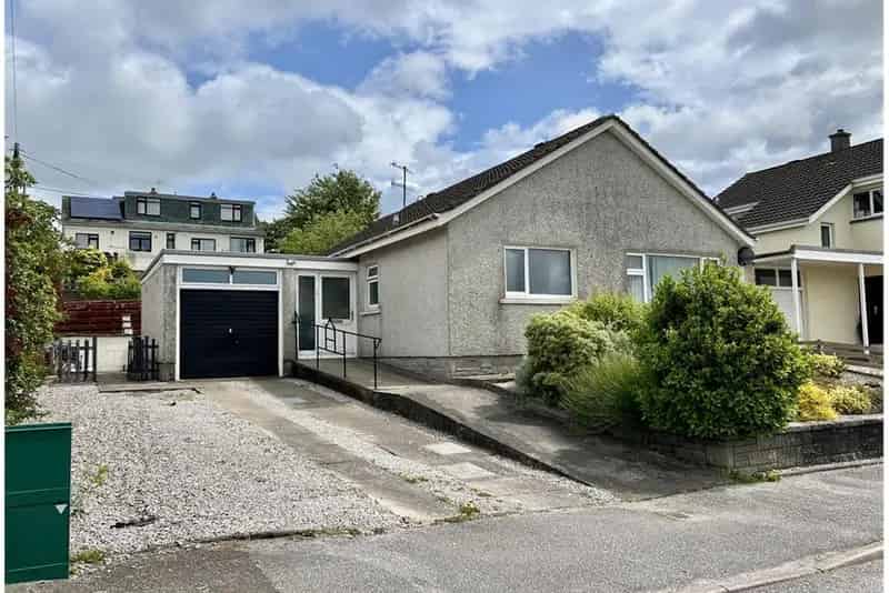 2 Bed Detached Bungalow with Garage and Garden