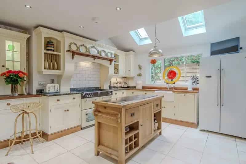 3 Bedroom Semi Detached House with En-Suites and Roof Garden