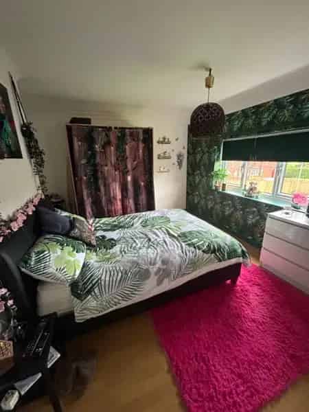 Property with Great Transport Links Near Schools and Shops