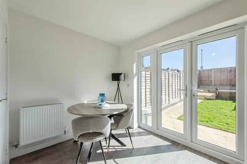 2 Bed House with Garden and Parking