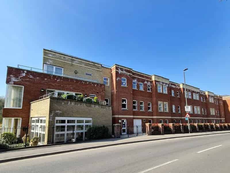 1 Bedroom Retirement Apartment for Sale in Stroudwater Court