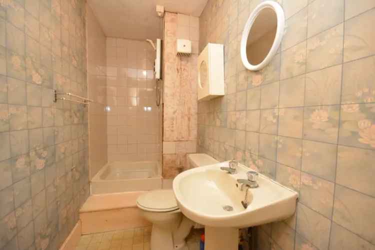 Centrally Located Upper Cottage Flat Near Victoria Park