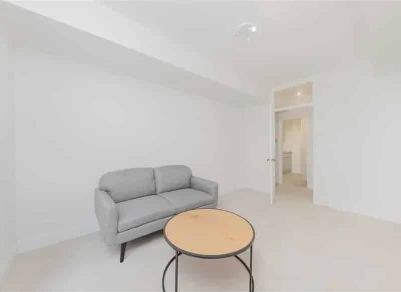 Refurbished One Bedroom Apartment with Separate Kitchen