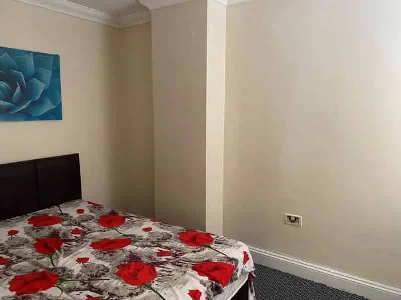 Three Bedroom End Terraced House Near Schools