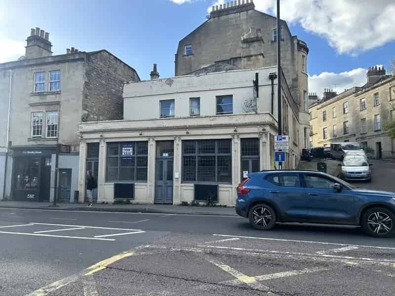 Grade II Listed Brewpub with First Floor Flat Potential