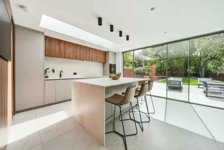 5 Bedroom Detached House in Beckenham