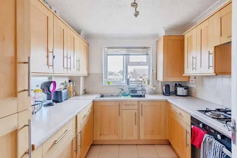 2-Bedroom Apartment with L-Shaped Living Area and Communal Gardens