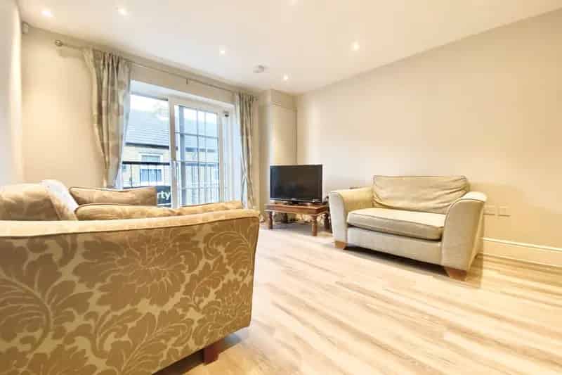 Stylish Brentwood Apartment Near High Street and Station
