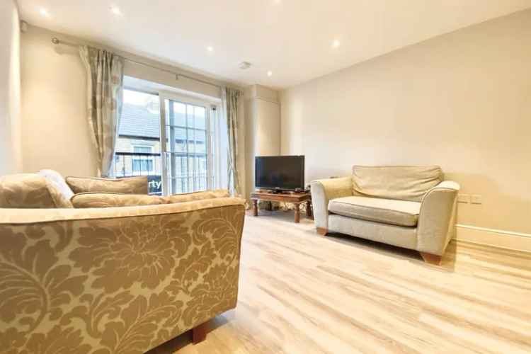 Stylish Brentwood Apartment Near High Street and Station