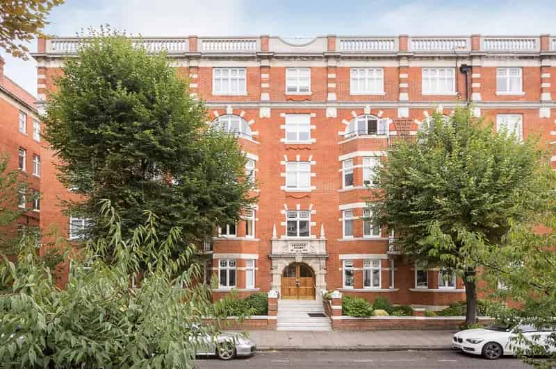 2 Bedroom Flat for Sale in Kensington - Luxurious Apartment near High Street