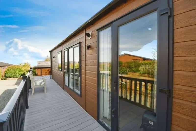 2 Bed Bijoux Lodge with Hot Tub and Sea Views