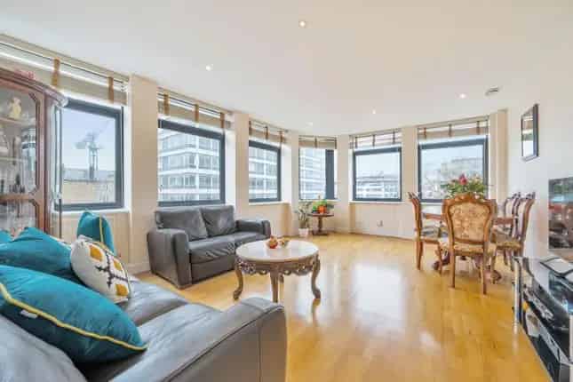 Holborn Apartment 3 Bed 3 Bath 1352 sq ft Red Lion Square Views