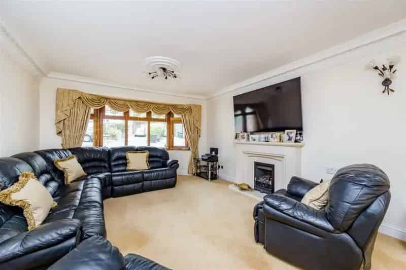 4 Bedroom Detached House for Sale Graham Avenue