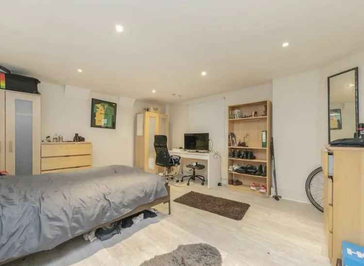 3 Double Bed 2 Bath Split Level Apartment Near Clapham High Street