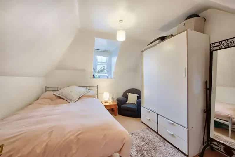 2 Bed Top Floor Flat Hampton Wick Share of Freehold