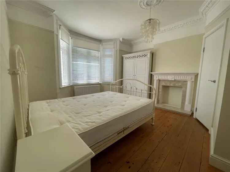 2 Bedroom Flat Milford on Sea Sea Views Parking Available May