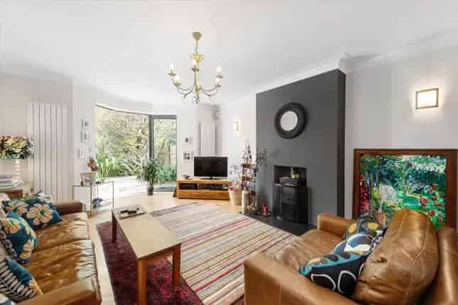 Spacious 6-Bedroom House with City Views and Garden