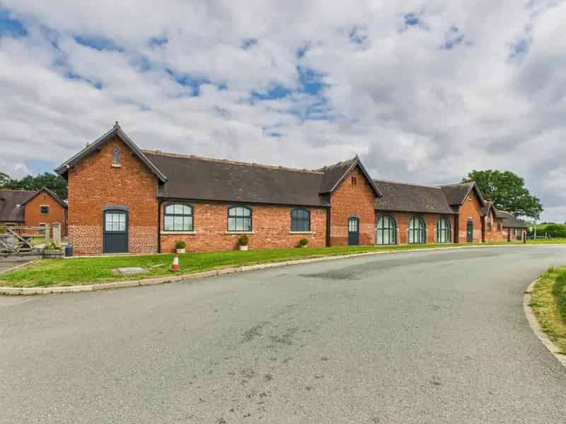 High Quality Veterinary or Office Accommodation 9038