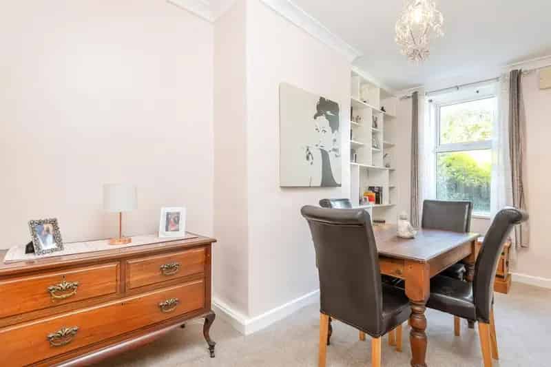 3 Bed Semi Detached Cottage Stanningley Modern Kitchen Wetroom Garden Outbuildings