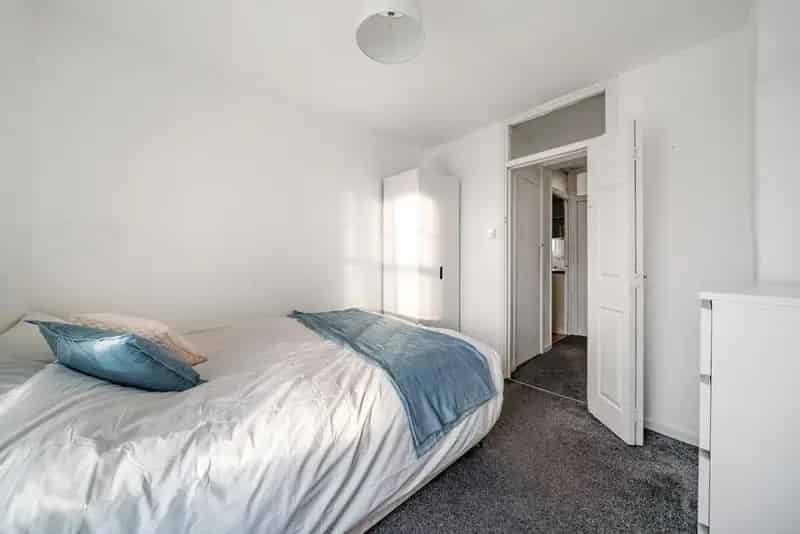 Chain Free 2-Bed Apartment  Bright Living Space Eat In Kitchen