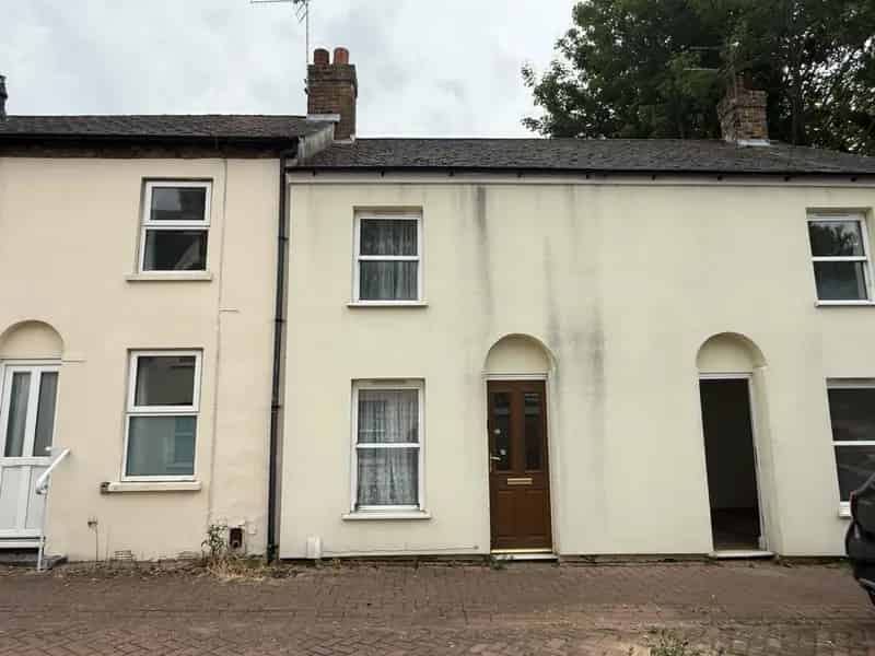 Mid Terrace House Town Centre Near Mainline Station