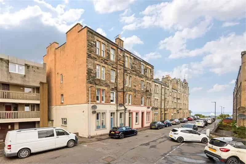 2 Bed Flat - First Floor with 1 Reception Room