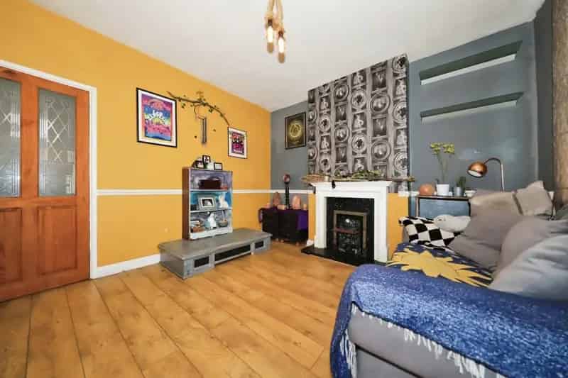 Two Bedroom Mid Terrace House Aldersley No Onward Chain