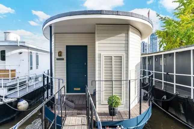 Houseboat to rent in Cheyne Walk, Chelsea, London SW10