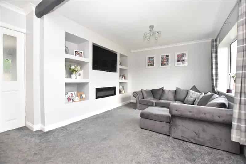 3 Bedroom Semi-Detached House in Tingley