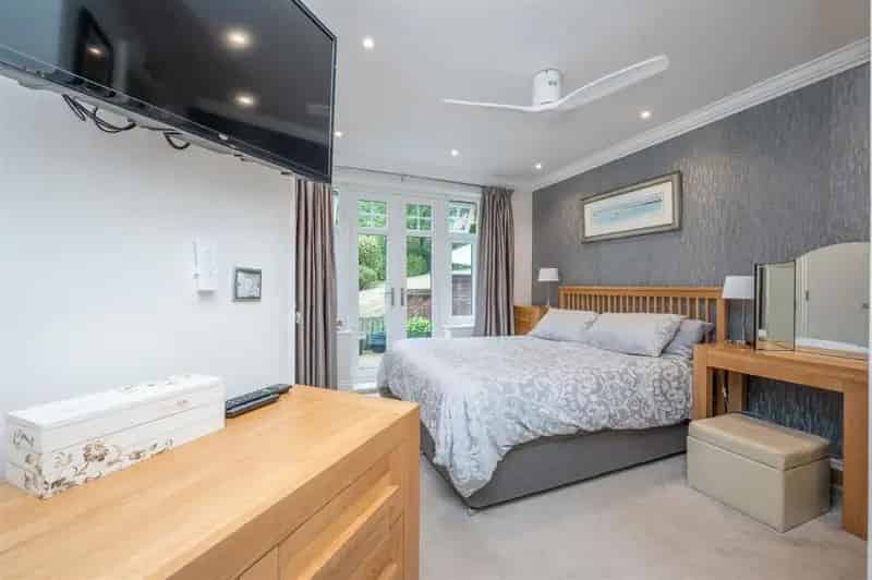2 Bed House for Sale Ground Floor Apartment with Modern Kitchen and En-suite Bathrooms