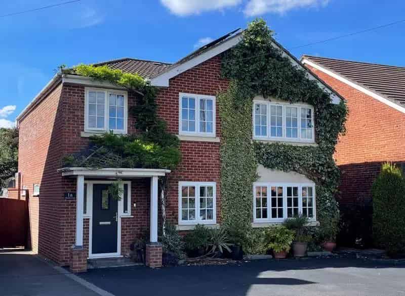 6 Bedroom Detached House for Sale in Hucclecote
