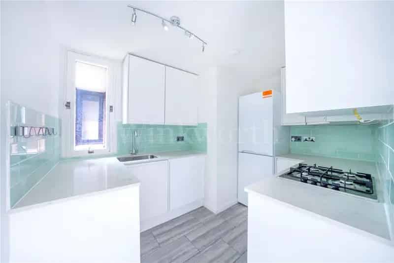 2 Bedroom Flat London - Newly Refurbished Apartment