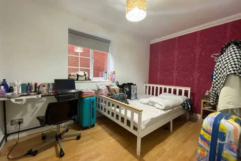 5 Bedroom House with Garden and Driveway