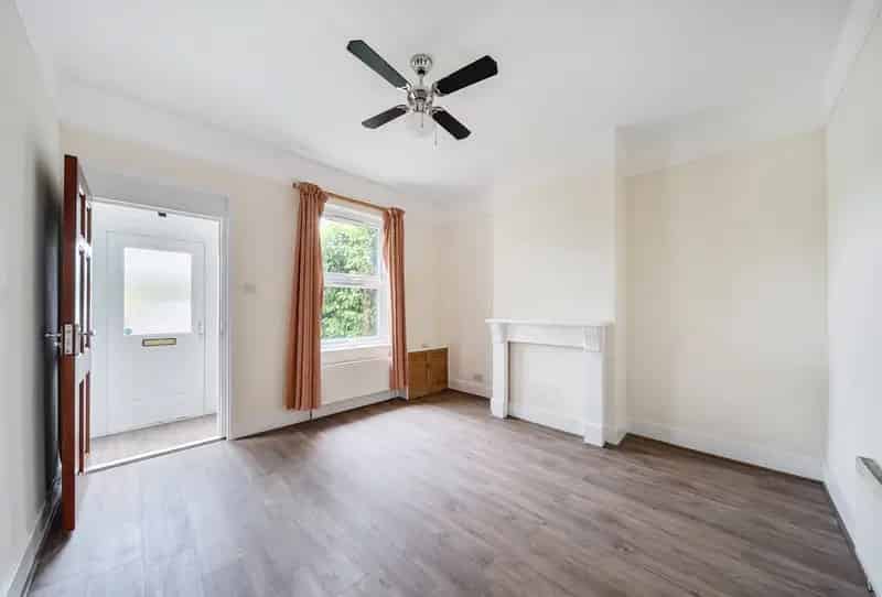 2 Bedroom House Near East Surrey Hospital Earlswood