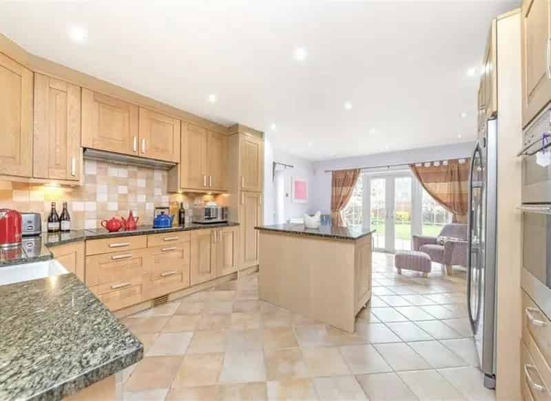 Four Bedroom Detached House with Garden - Golder Green