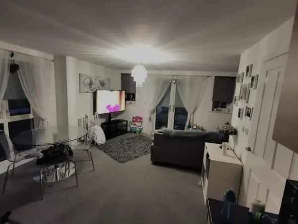 2 Bed Flat Near Parks Schools Shops Transport