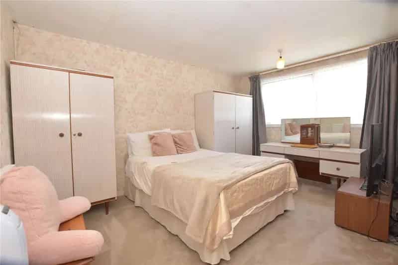 Three Double Bedroom Home Near Leeds Hospitals and Universities