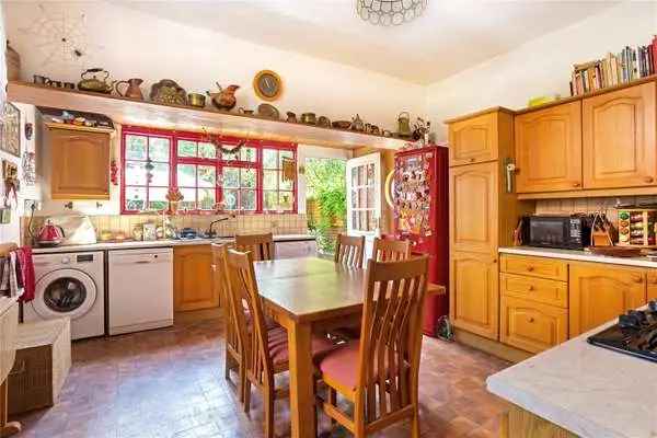 Rectory Cottage: 5-Bed Character Home Rickmansworth