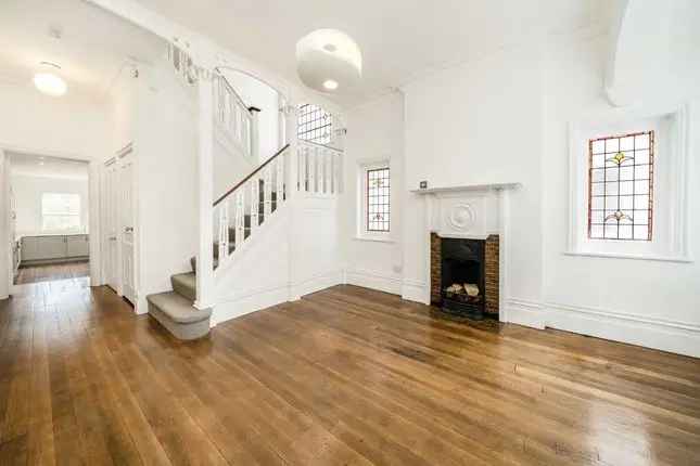 Terraced house to rent in Etchingham Park Road, London N3