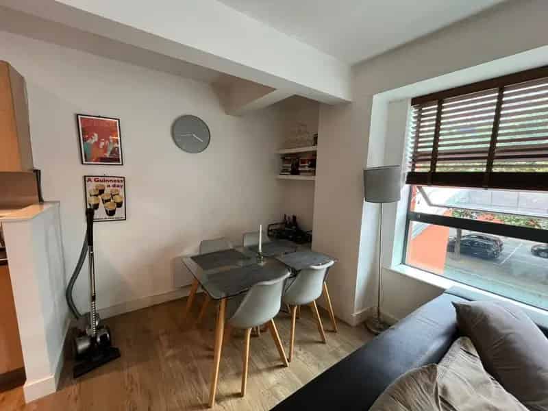 2 bedroom Flat
 To Let 
Total Size: 704 SQ FT
