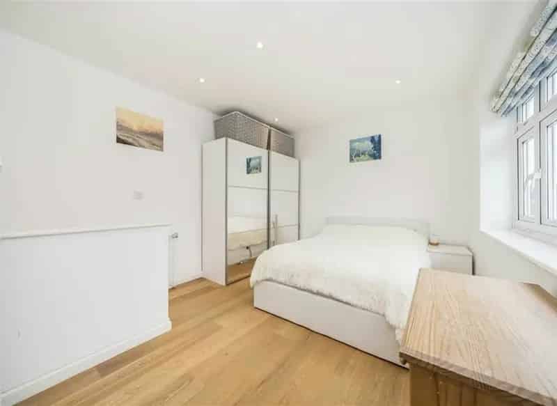 Two Double Bedroom Conversion Flat with Private Garden and Driveway
