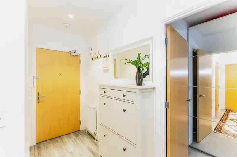 Cambourne Apartment: Secure Parking Elevator Fitted Kitchen Ensuite