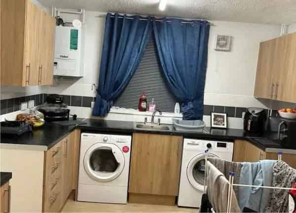 Large 2 Bed House 3 Bed After Conversion Near Shops and Train Links