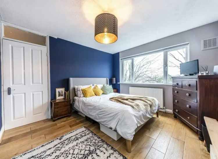 One Bedroom Property with Parking and Garage Near Plaistow Station