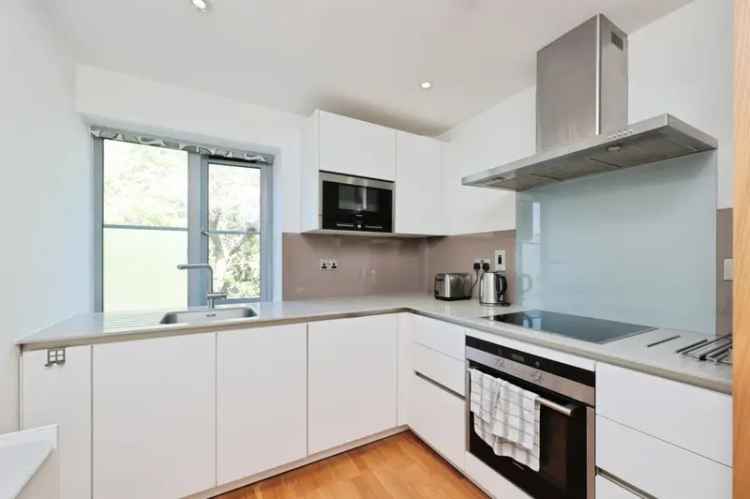 Immaculate 2-Bed First Floor Flat with Lift and Parking