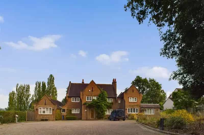 6 Bedroom Detached House For Sale