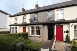 Mid Terrace Property with Modern Kitchen and Garden