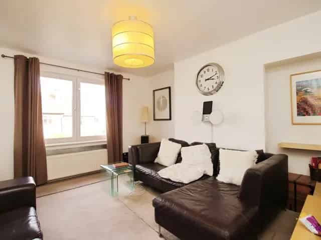 2 Bedroom Flat for Sale in Meadowbank