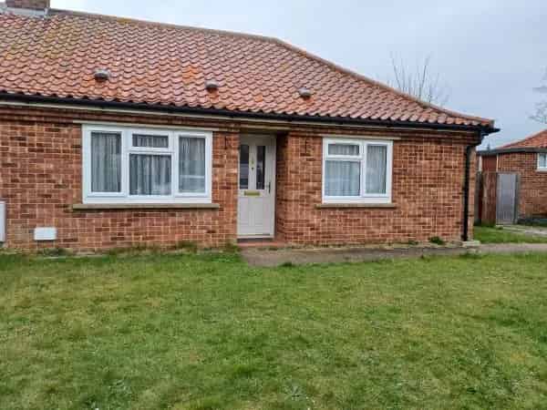 2 Bed Bungalow Massive Garden
